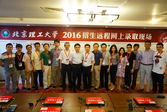 校长胡海岩院士到招生录取现场检查指导工作_