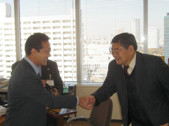 图 我校代表团访问日本东芝半导体公司