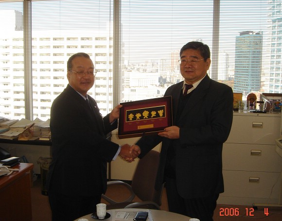 图 我校代表团访问日本东芝半导体公司