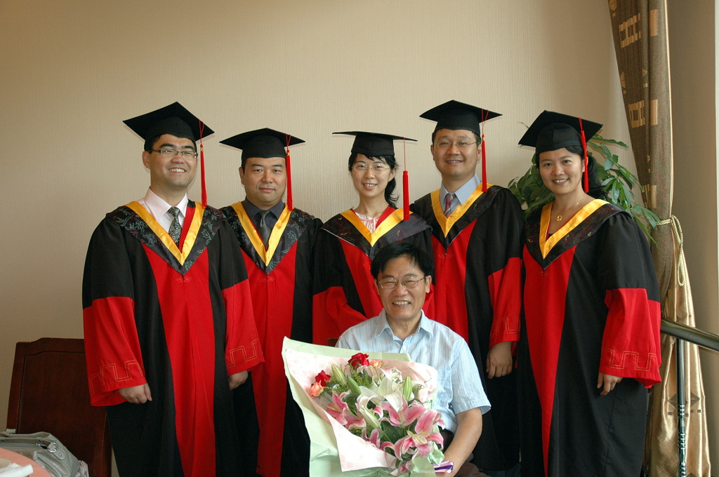 2009-25 曹元大教授捧花与博士生合影_北京理工大学——七十周年校庆专题网站(1940--2010)
